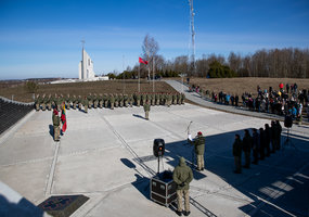 Kariai savanoriai prisiekė prie Lietuvos partizanų memorialo Kryžkalnyje  - 2
