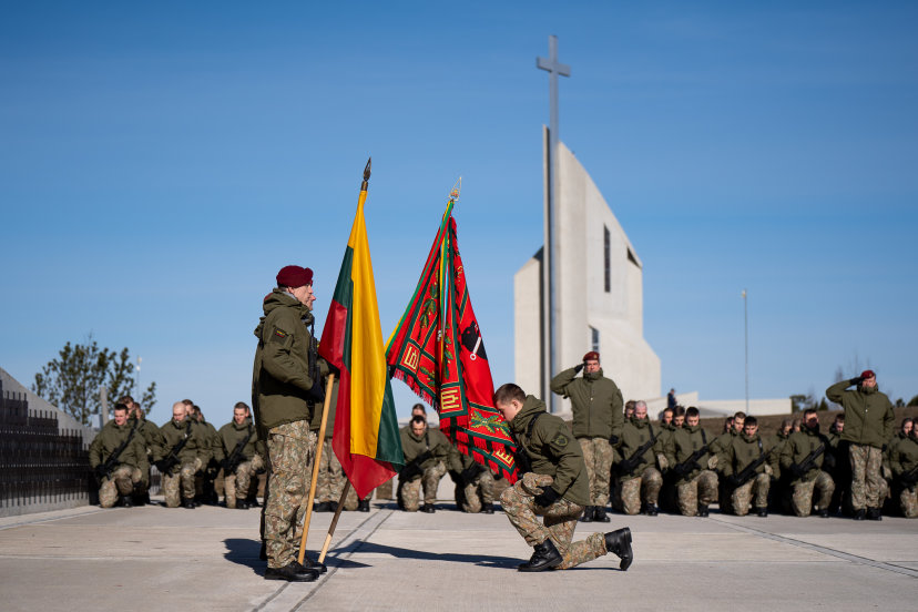 Kariai savanoriai prisiekė prie Lietuvos partizanų memorialo Kryžkalnyje 