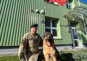 Lietuvos kariuomenėje minima Šuns diena: augintinius į tarnybą atsivedę kariai rinko paramą... - 4