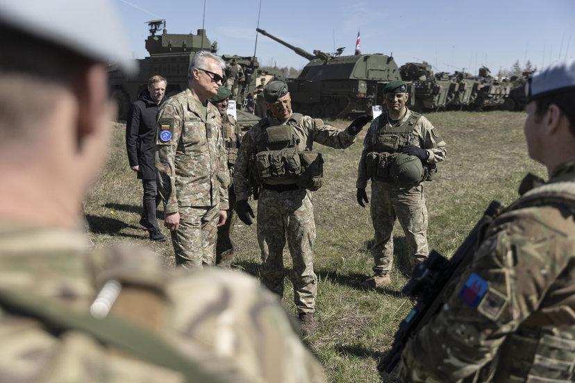 Prezidentas ir kariuomenės vadas stebėjo tarptautines pratybas Rukloje