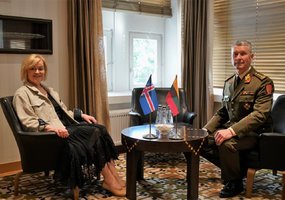 Lietuvos kariuomenės vadas su Islandijos atstove saugumo, gynybos ir kariniams reikalams aptarė... - 4