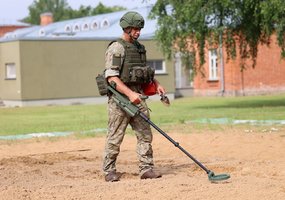 Beveik tris dešimtmečius išminuotojais dirbantys vyrai: sprogmenų neutralizavimas mums įaugęs į... - 1