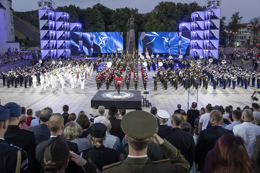 Laisvės dieną Lietuvos kariuomenė pasitinka NATO karinių orkestrų festivaliu
