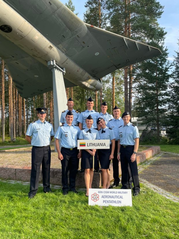Karinės aeronautikos penkiakovės rinktinės atstovai iškovojo sidabro medalius