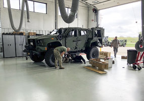 Lietuvos kariai gamykloje JAV patikrino perkamus šarvuotus visureigius JLTV - 1