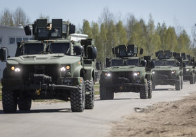 Lietuvos kariai gamykloje JAV patikrino perkamus šarvuotus visureigius JLTV - 2
