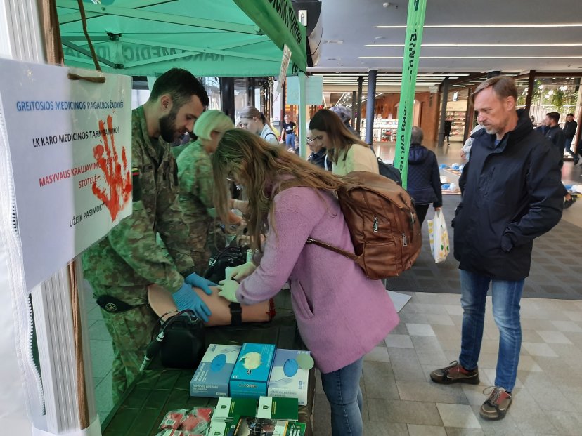 Karo medikai varžėsi greitosios medicinos pagalbos žaidynėse ir mokė civilius suteikti pirmąją...