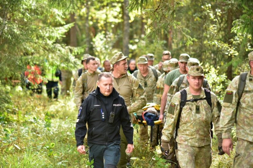 Lietuvos kariai po tris paras trukusios paieškos surado miške pasiklydusią senolę