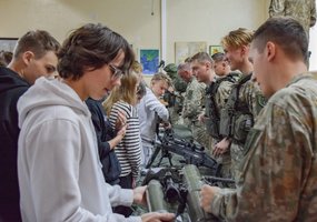 Pasitikdami Lietuvos kariuomenės dieną kariai lankosi mokyklose - 1