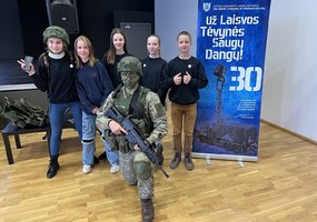 Pasitikdami Lietuvos kariuomenės dieną kariai lankosi mokyklose - 2