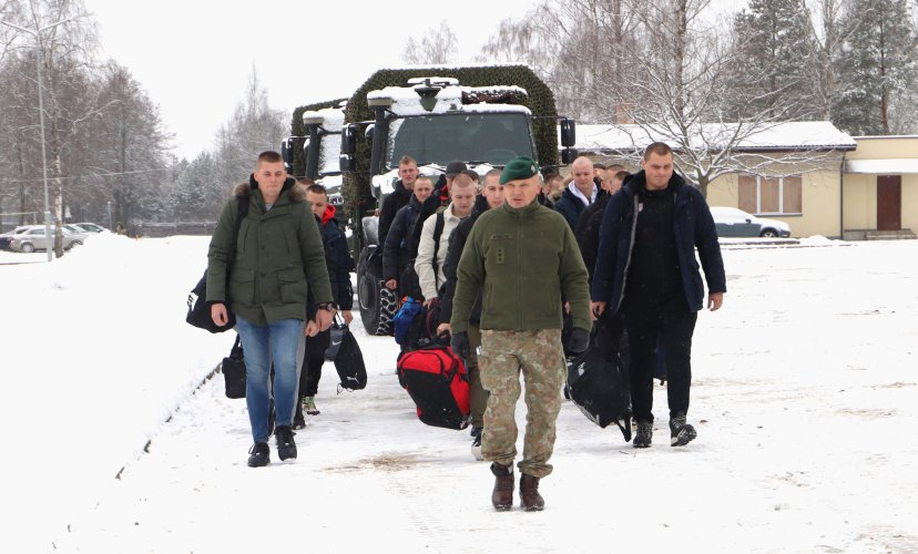 Vienas paskutiniųjų šių metų šaukimų: jaunuoliai pasiryžo tapti husarais