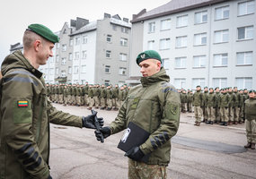 Į atsargą išleisti nuolatinės privalomosios pradinės karo tarnybos kariai - 5