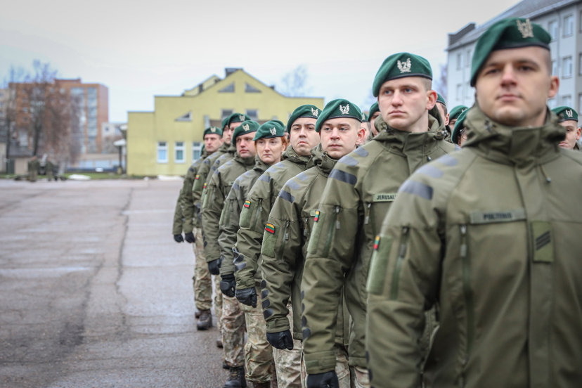 Į atsargą išleisti nuolatinės privalomosios pradinės karo tarnybos kariai