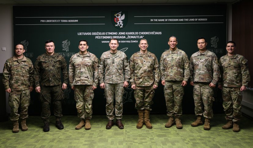 Pasirengime tarptautinėms pratyboms „Allied Spirit 2023“ besitreniruojančius karius aplankė...