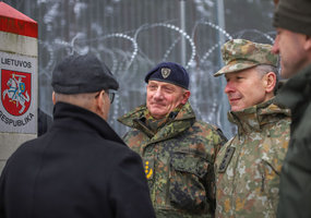 Su NATO Šiaurės - Rytų daugianacionalinio korpuso vadu aptarti Lietuvos gynybos planai - 1