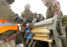 Lietuvos kariuomenė apmokė Ukrainos karius kovoti naudojant švedišką priešlėktuvinį pabūklą L70... - 2
