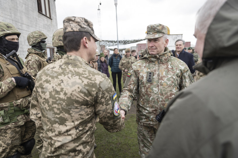 Ministras ir kariuomenės vadas lankė karius tarptautinėje operacijoje „Interflex” Jungtinėje...