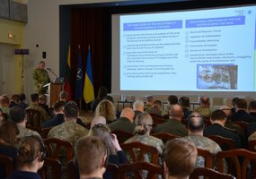 Ukrainos krašto apsaugos ir vidaus reikalų sistemų atstovai konferencijoje pasidalijo kare... - 5