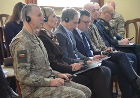Ukrainos krašto apsaugos ir vidaus reikalų sistemų atstovai konferencijoje pasidalijo kare... - 2