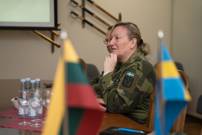 Krašto apsaugos savanorių pajėgose lankosi Švedijos Savanorių pajėgų (Hemvärnet) vadė gen. mjr....