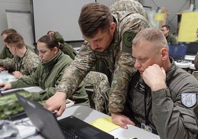 Lietuvos kariuomenės atstovai treniravosi planuoti ir vykdyti gynybines operacijas divizijos... - 2