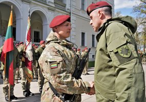 Lietuvai prisiekę kariai savanoriai pasipuošė Savanorių pajėgų beretėmis - 3
