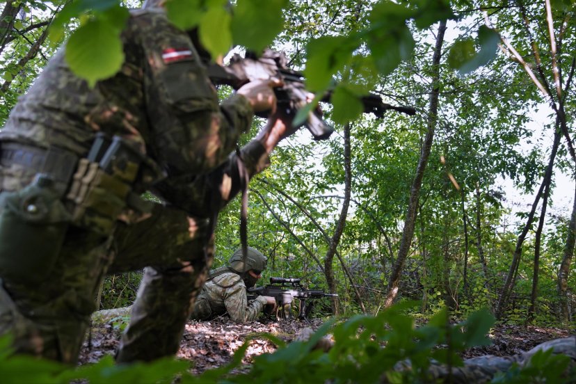 Krašto apsaugos savanorių pajėgų kariai treniravosi su Latvijos ginkluotomis pajėgomis