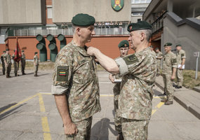 Mokymo ir doktrinų valdybos vadas brg. gen. Alvydas Šiuparis atsisveikino su kovine vėliava - 3