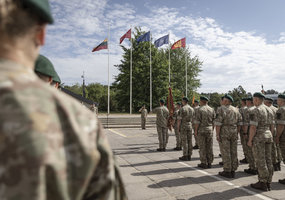 Mokymo ir doktrinų valdybos vadas brg. gen. Alvydas Šiuparis atsisveikino su kovine vėliava - 1