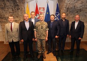 Lietuvos kariuomenė pasirašė bendradarbiavimo sutartį su Lietuvos gynybos ir saugumo pramonės... - 2