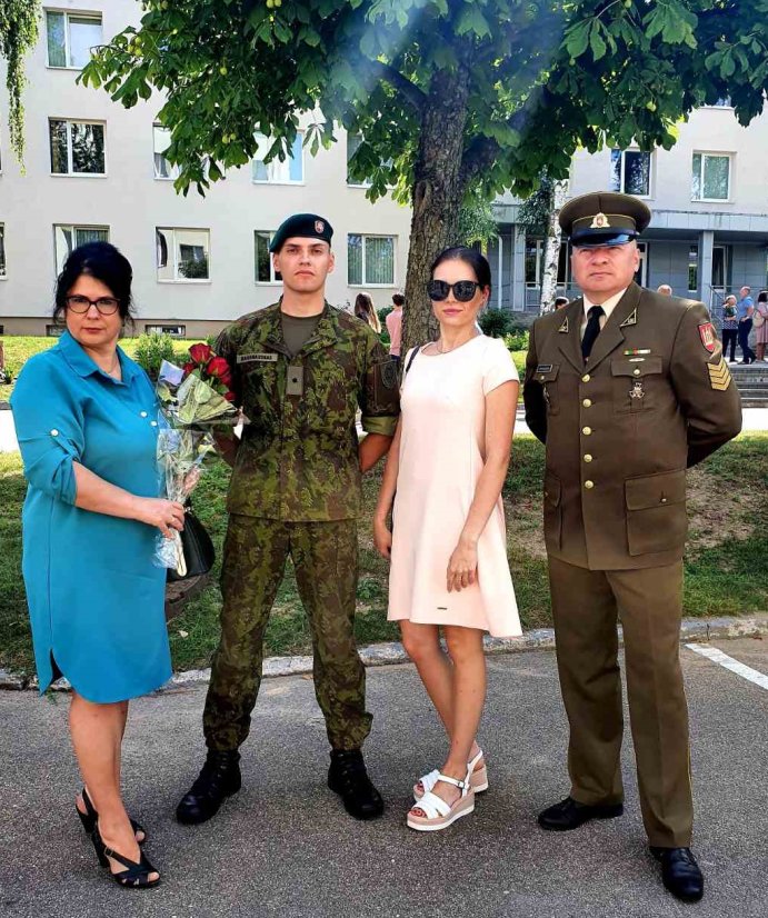 Didelėje Lietuvos kariuomenės šeimoje koja kojon žengia tėvai ir vaikai