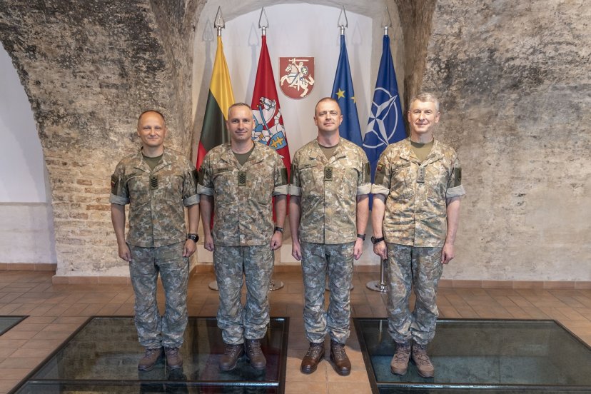 Vyriausiems puskarininkiams suteikti seržanto majoro kariniai laipsniai