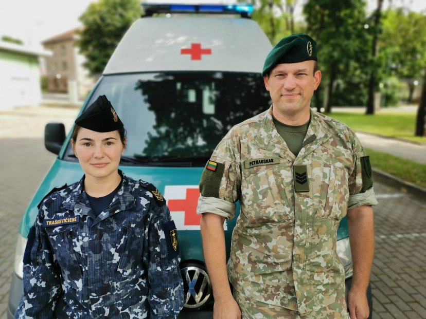 Kolegų pavyzdys užkrečia – karo medikai padėjo sužeistai mergaitei