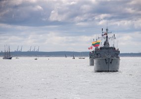 Lost at sea paid tribute to at a traditional ceremony - 6