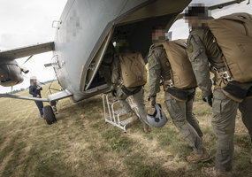 Lietuvos ir Nyderlandų specialiųjų operacijų pajėgos treniruojasi taktinį orlaivių tupdymą... - 2