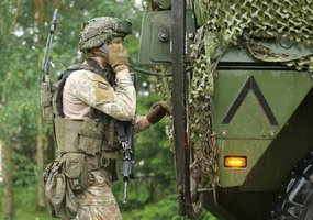 Lietuvos kariuomenė tęsia kovinės parengties patikrinimo pratybas: kariai treniruojasi... - 2