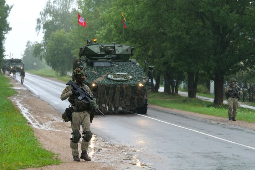 Lietuvos kariuomenė tęsia kovinės parengties patikrinimo pratybas: kariai treniruojasi...