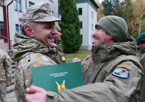 Ukrainos kariuomenės vyriausiasis puskarininkis lanko Lietuvoje rengiamus Ukrainos karius - 7