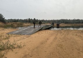 Lietuvos kariai su NATO sąjungininkais Latvijoje keitėsi kovinės inžinerijos patirtimi - 1