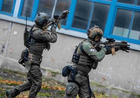 Specialiųjų operacijų pajėgų kariai Vilniuje treniruojasi užtikrinti kritinės infrastruktūros... - 2
