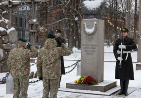 Lietuvos kariuomenės vyr. puskarininkis srž. mjr. R. Katinas perdavė spontoną, tarnybą tęs NATO... - 1