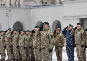 Lietuvos kariuomenės vyr. puskarininkis srž. mjr. R. Katinas perdavė spontoną, tarnybą tęs NATO... - 2