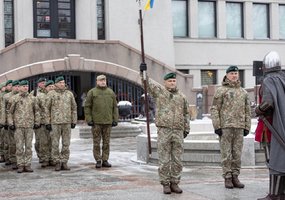 Lietuvos kariuomenės vyr. puskarininkis srž. mjr. R. Katinas perdavė spontoną, tarnybą tęs NATO... - 3