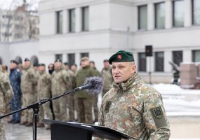 Lietuvos kariuomenės vyr. puskarininkis srž. mjr. R. Katinas perdavė spontoną, tarnybą tęs NATO... - 7