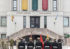 Lietuvos kariuomenės vyr. puskarininkis srž. mjr. R. Katinas perdavė spontoną, tarnybą tęs NATO... - 8