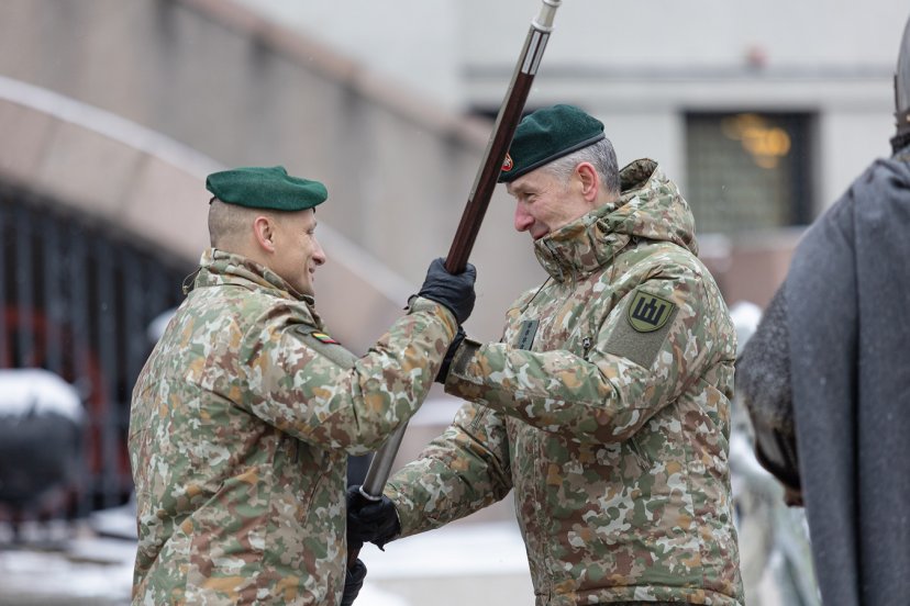 Lietuvos kariuomenės vyr. puskarininkis srž. mjr. R. Katinas perdavė spontoną, tarnybą tęs NATO...