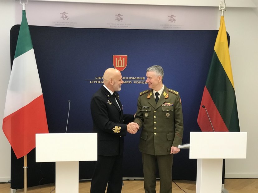 Lietuvoje vieši Italijos kariuomenės vadas, aptarti rotacinio Oro gynybos modelio mokymai ir...