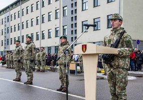 Pasitinkant Lietuvos valstybės atkūrimo dieną, Jonušo Radvilos mokomajame pulke prisiekė Bazinio... - 1