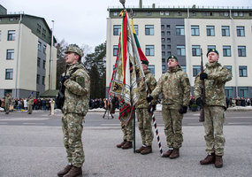 Pasitinkant Lietuvos valstybės atkūrimo dieną, Jonušo Radvilos mokomajame pulke prisiekė Bazinio... - 3