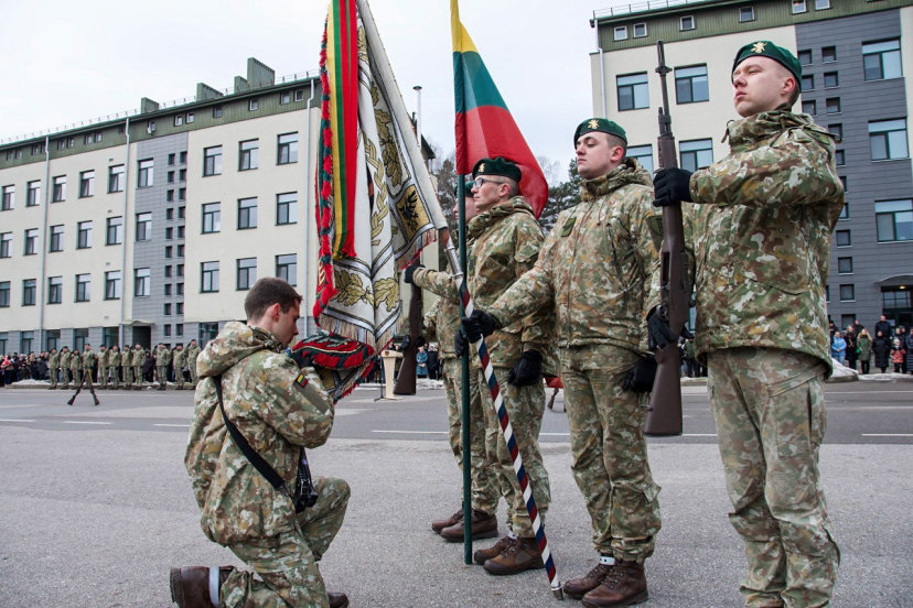 Pasitinkant Lietuvos valstybės atkūrimo dieną, Jonušo Radvilos mokomajame pulke prisiekė Bazinio...